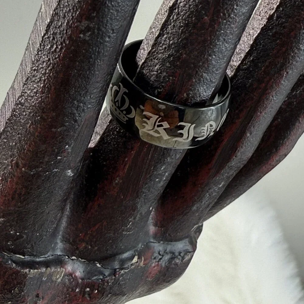 King Ring Black Size 5.75